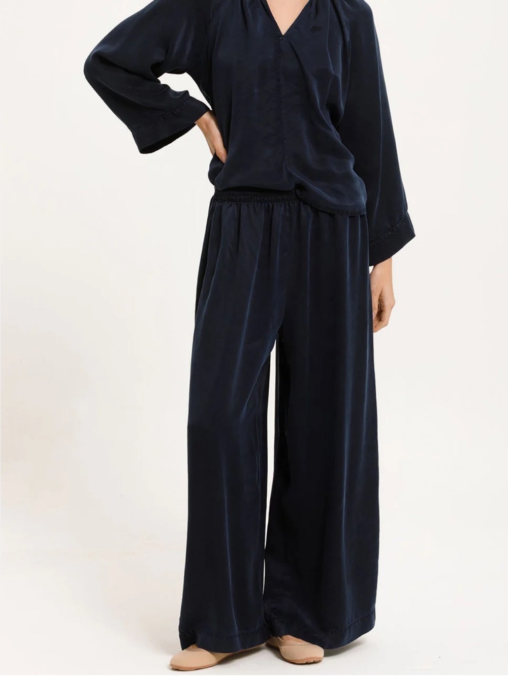 CALi DREAMiNG Wide-Leg Satin Pants - Navy